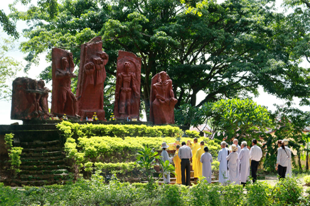 Hành hương tưởng niệm các liệt sĩ hy sinh tại Nhà tù Lao Bảo