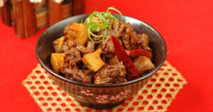 hoàn thành món vịt kho măng khô